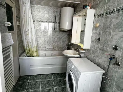 Izdavanje, dvosoban stan, 70m², Centar, Tivat - image 10