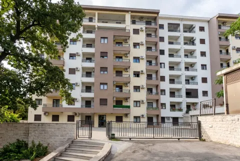Spoljašnji izgled stambene zgrade sa dvorištem i ogradom. - image 12