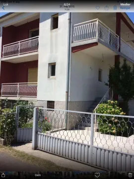 Vanjski dio dvoetažne kuće sa dvorišnom ogradom i terasama. - image 4