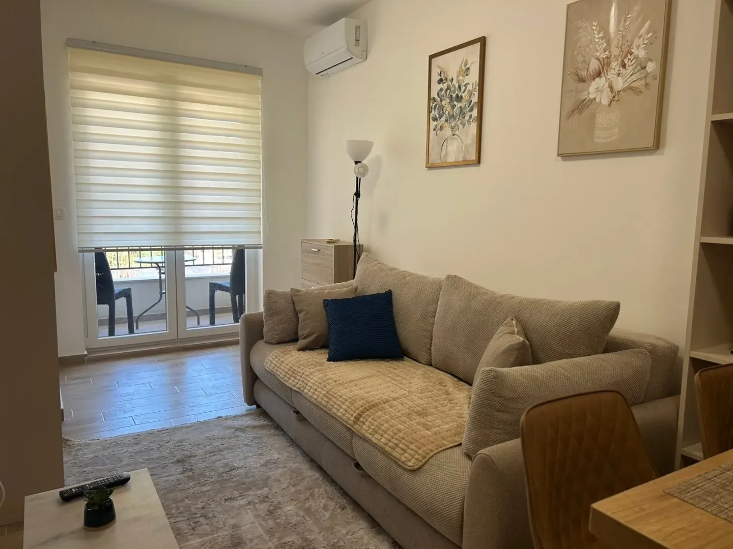 Living room with a comfortable beige sofa, coffee table and access to the terrace.