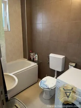 Kupatilo opremljeno kadom, wc šoljom, umivaonikom i mašinom za veš. - image 8
