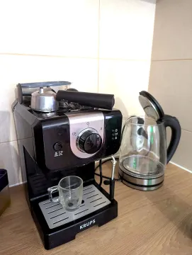 Coffee maker and electric kettle on the kitchen countertop. - image 5