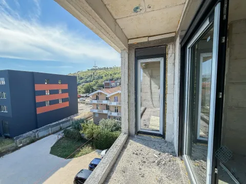Nezavršeni balkon u izgradnji sa pogledom na okolne zgrade i pejzaž. - image 11
