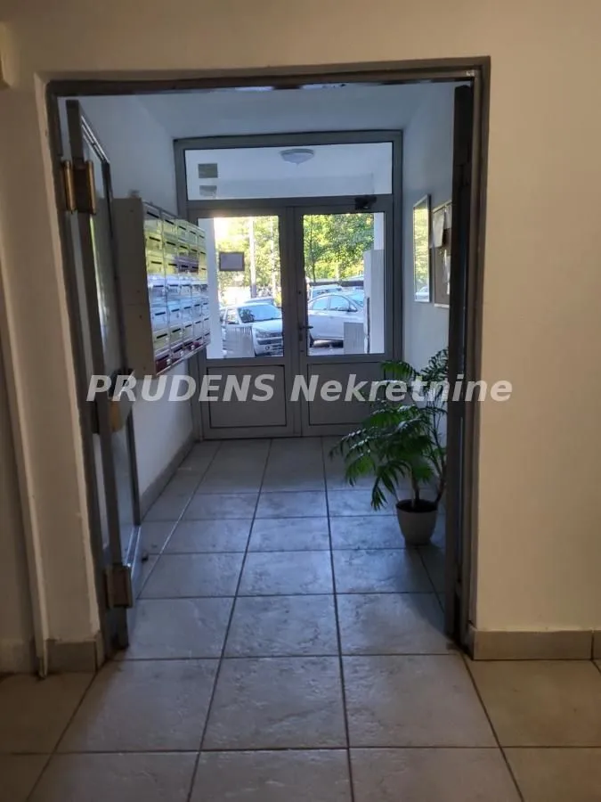 Izdavanje, trosoban stan, 56m², Šumice, Beograd
