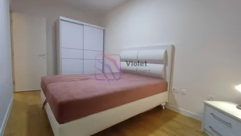 Namještena spavaća soba sa bračnim krevetom, bijelim garderoberom i noćnim stočićem. - image 6