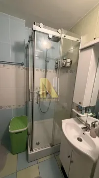 Manje kupatilo sa tuš kabinom i umivaonikom. - image 16