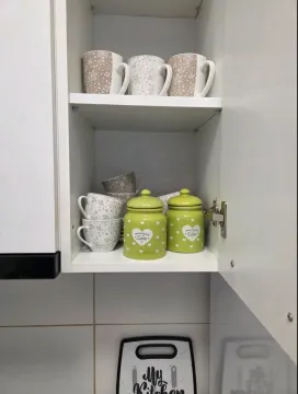 Otvoreni kuhinjski element sa šoljama i teglama za začine. - image 10
