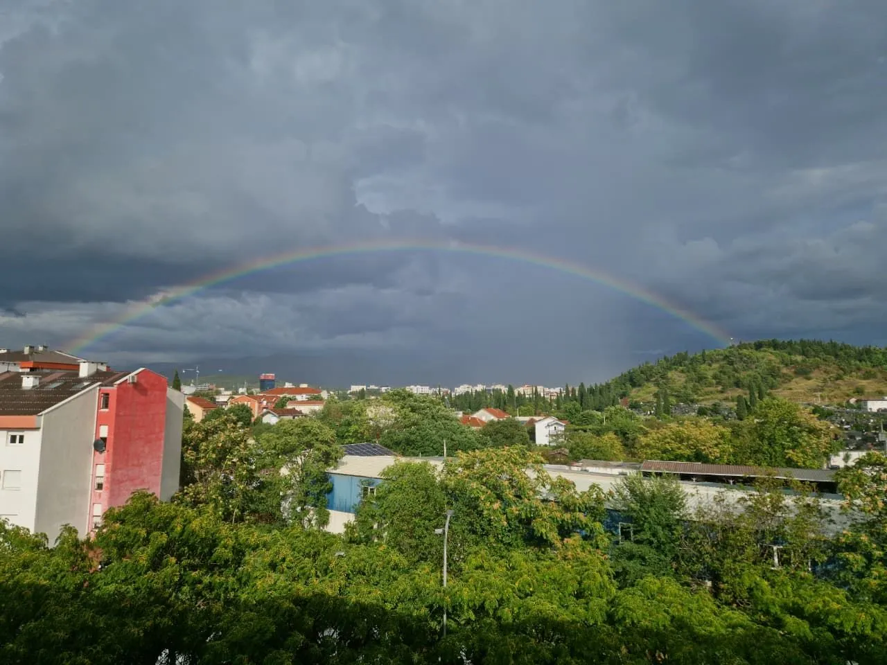 Pogled na grad sa dugaom preko neba.