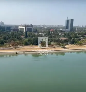 Pogled sa prozora na reku i gradski pejzaž. - image 16