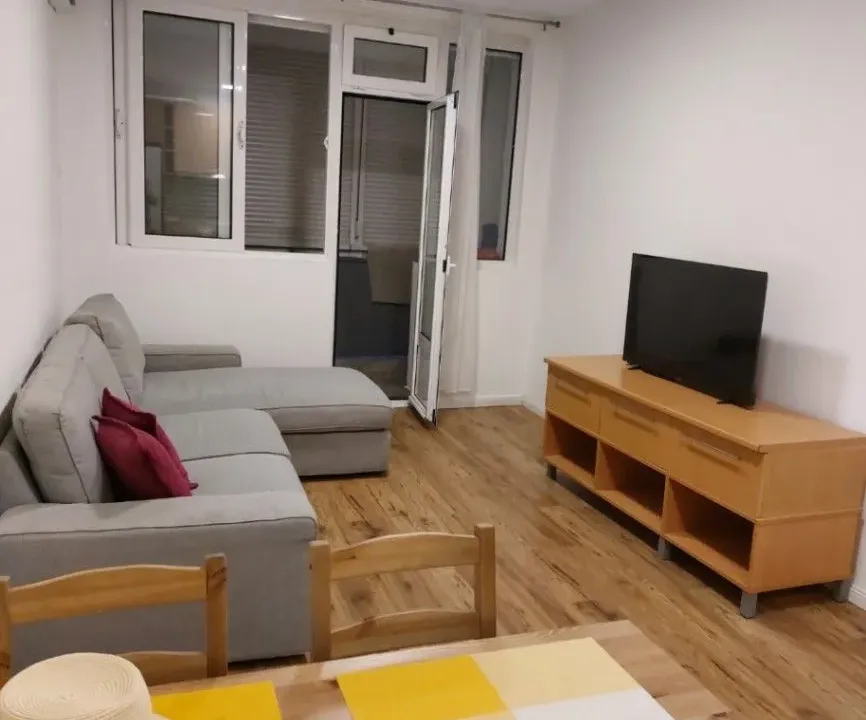 Izdavanje, dvosoban stan, 65m², Centar, Bar