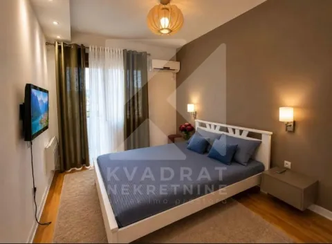 Namještena spavaća soba sa bračnim krevetom, televizorom i izlazom na terasu. - image 7