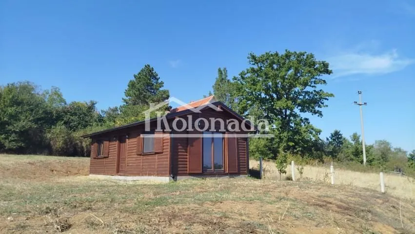 Pogled na drvenu kuću u prirodi.
