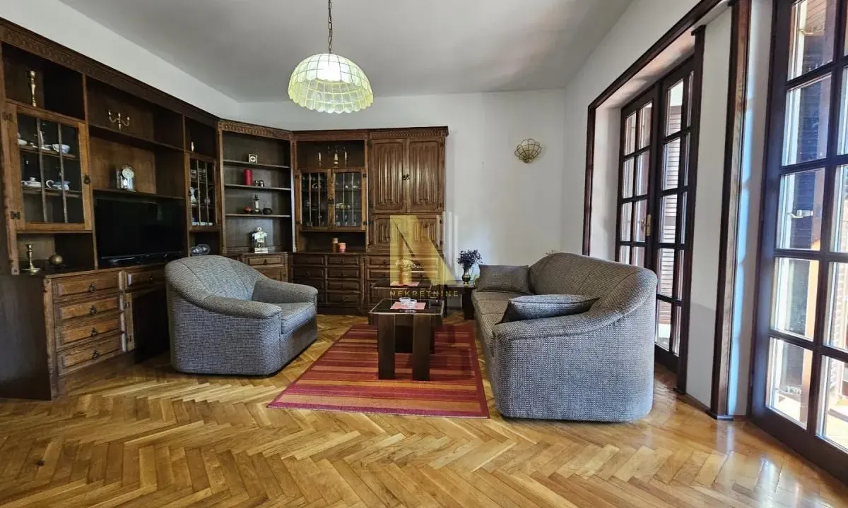 Prodaja, kuća, 331m², Lipov gaj, Novi Sad Sve Podlokacije