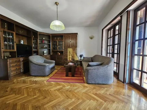 Prodaja, kuća, 331m², Lipov gaj, Novi Sad Sve Podlokacije