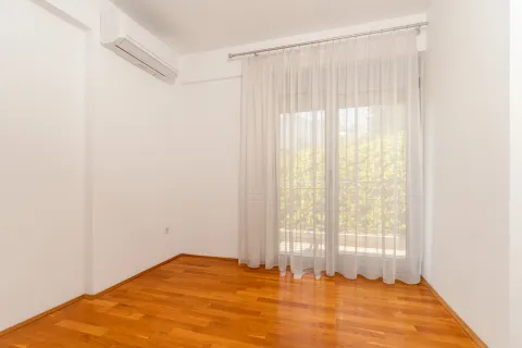 Rent, three bedroom apartment, 150m², Gorica C, Podgorica - image 9