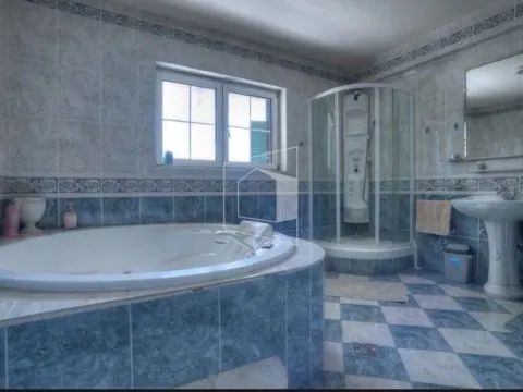 Rent, house, 680m², Tološi, Podgorica - image 11