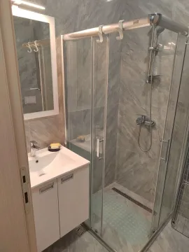 Moderno opremljeno kupatilo sa tuš kabinom i umivaonikom. - image 6