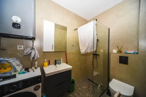 Kupatilo sa umivaonikom, tuš kabinom, WC šoljom i veš mašinom. - image 8