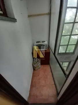 Manja natkrivena terasa sa mini šporetom i pločicama na podu. - image 8