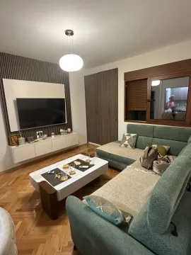 Dnevna soba sa garniturom, televizorom i trpezarijom u pozadini. - image 9