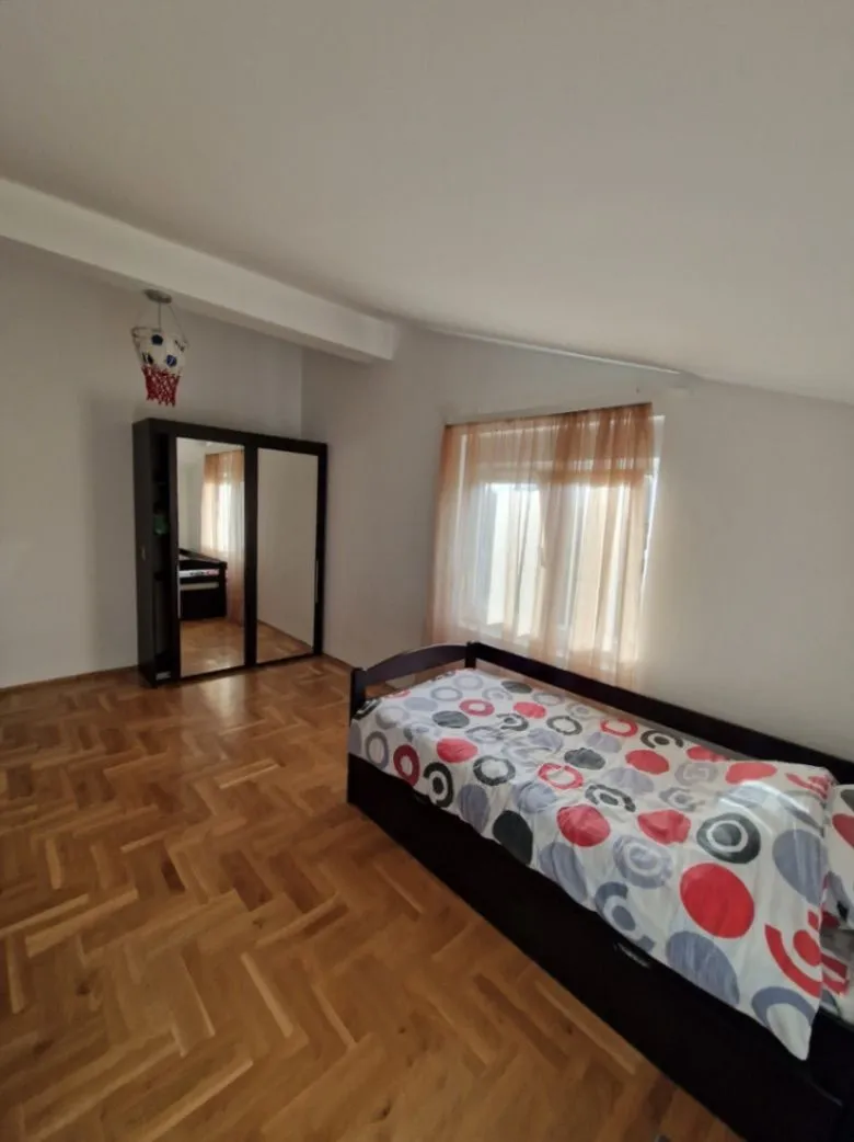Izdavanje, dvosoban stan, 115m², Tološi, Podgorica