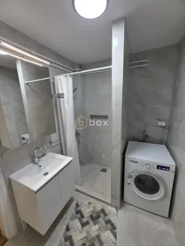 Moderno opremljeno kupatilo sa tuš kabinom, umivaonikom i veš mašinom. - image 10