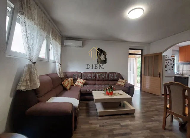 Izdavanje, dvosoban stan, 70m², Škaljari, Kotor