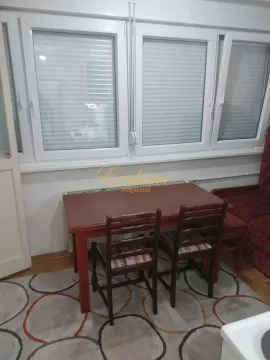 Manja trpezarija sa stolom, stolicama i prozorima. - image 11