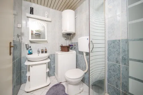 Manje kupatilo sa umivaonikom, WC šoljom, tuš kabinom i veš mašinom. - image 5