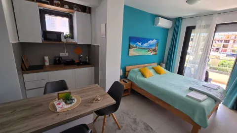 Garsonjera sa bračnim krevetom, kuhinjom i trpezarijskim stolom. - image 3