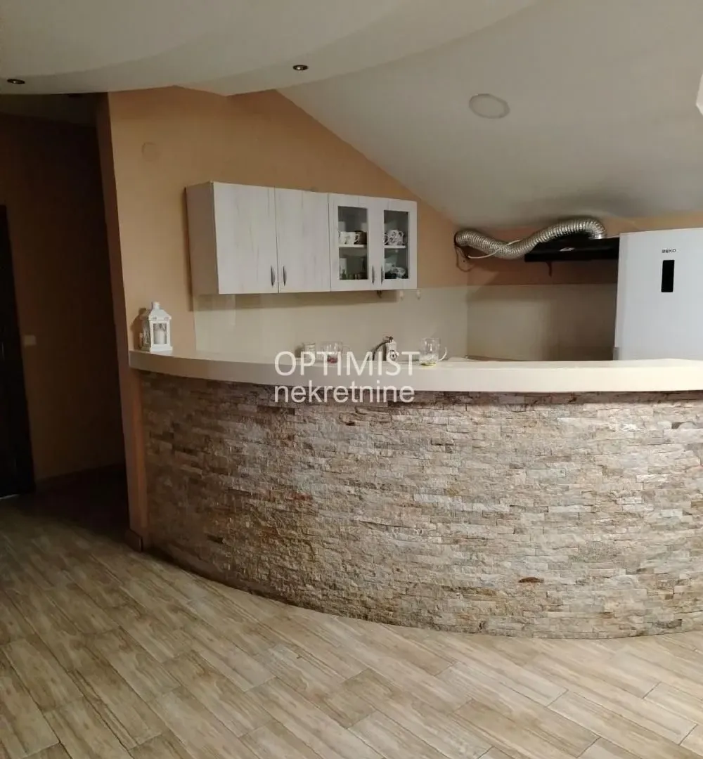 Izdavanje, četvorosoban stan, 220m², Surčin, Beograd