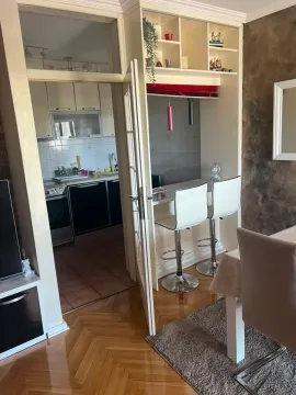 Pogled iz trpezarije prema kuhinji sa šankom i barskim stolicama. - image 3