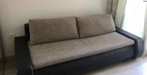 Moderna sofa u dnevnoj sobi sa sivim i crnim detaljima. - image 8