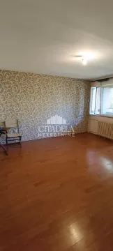 Prazna soba sa drvenim podom i dekorativnim tapetama na zidu. - image 6