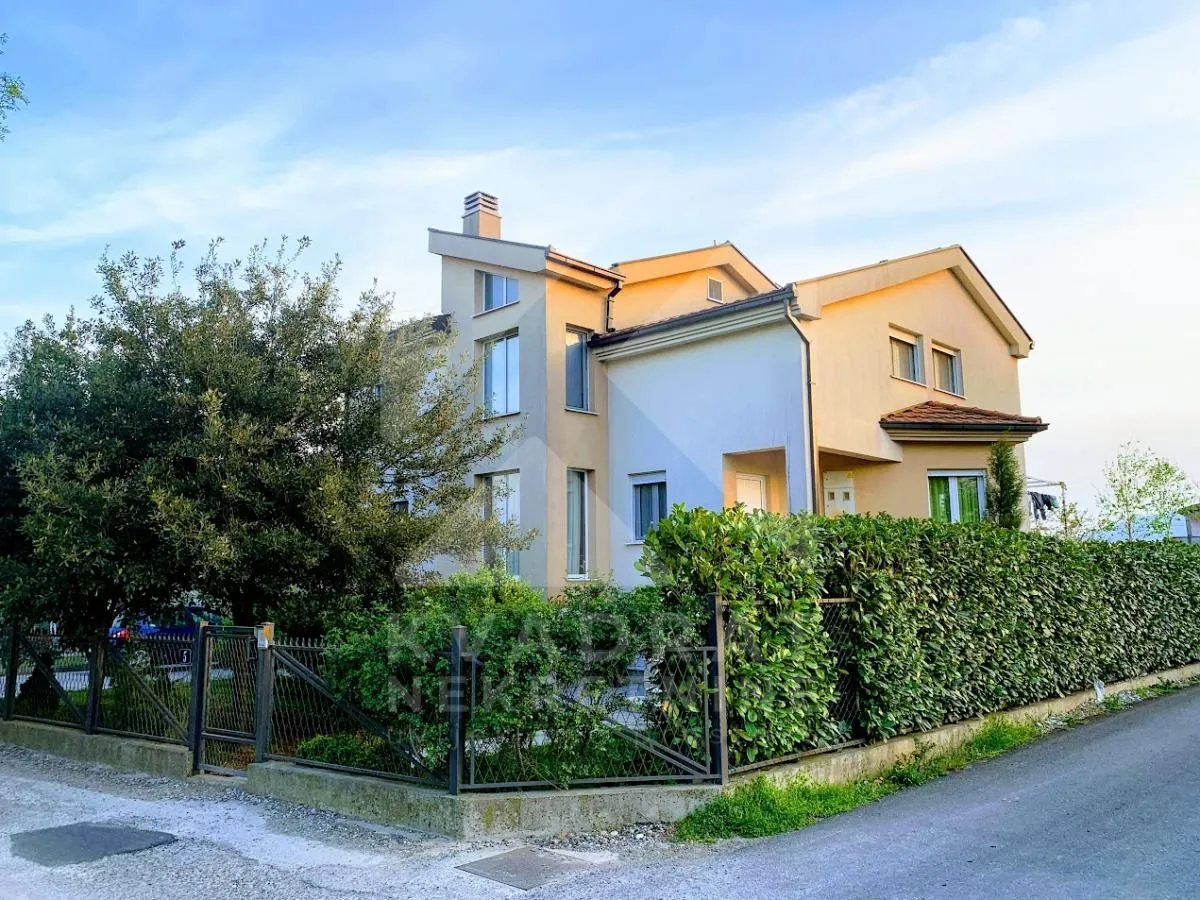 Rent, house, 240m², Donja Gorica, Podgorica