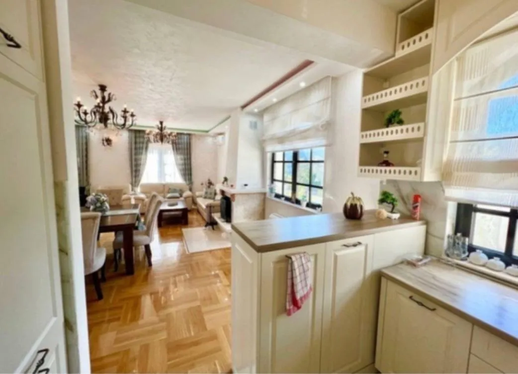 Izdavanje, kuća, 400m², Markovići, Budva