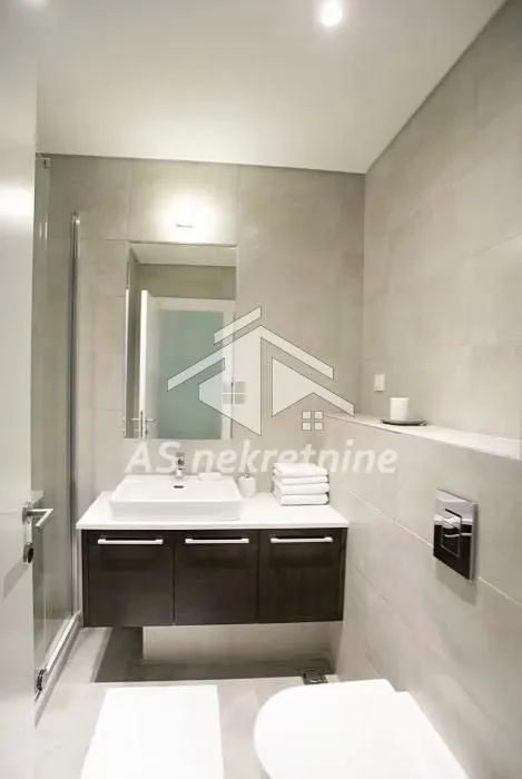 Izdavanje, četvorosoban stan, 142m², Savski Venac, Beograd
