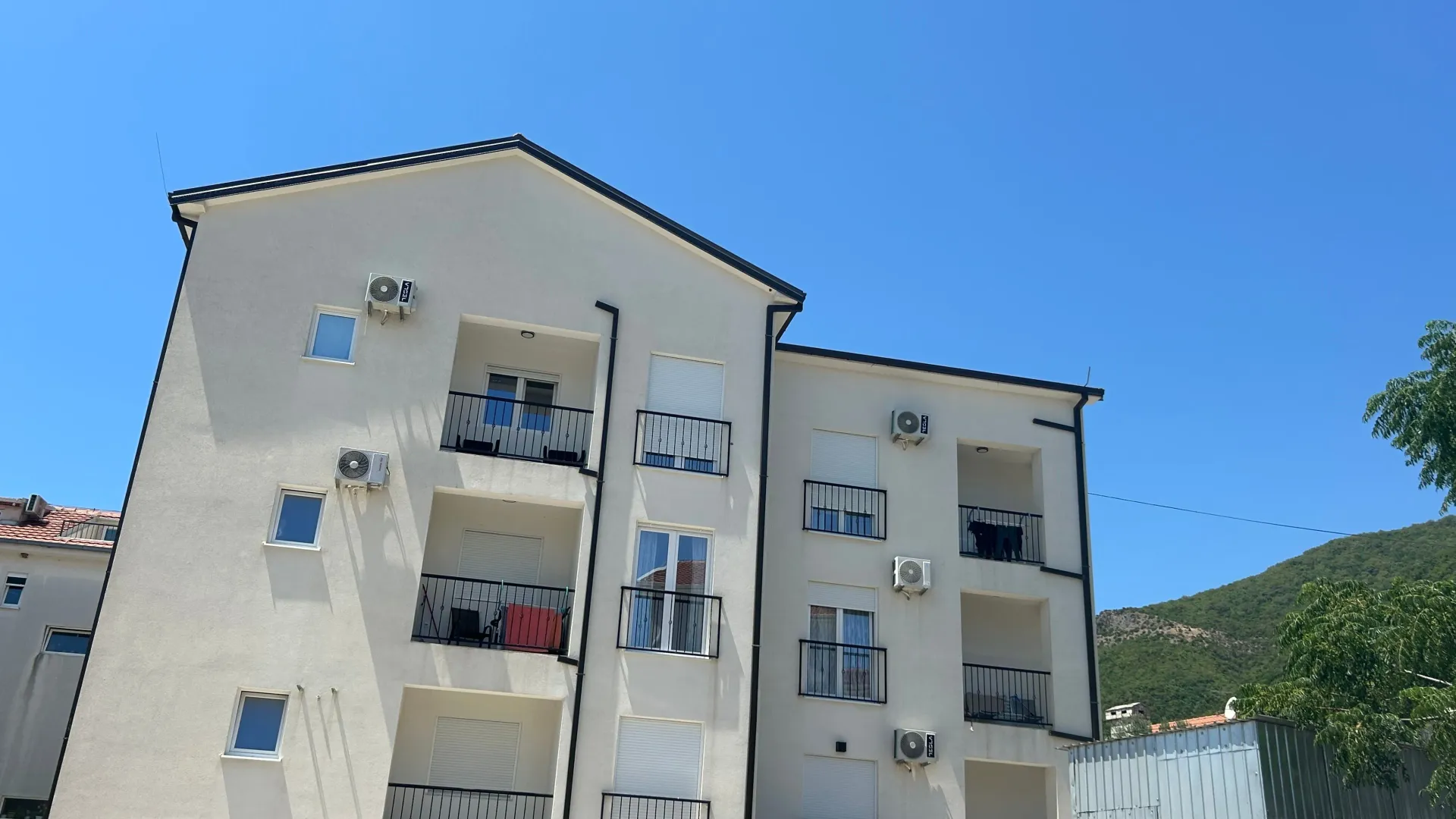 Izdavanje, dvosoban stan, 68m², Đenovići, Herceg Novi