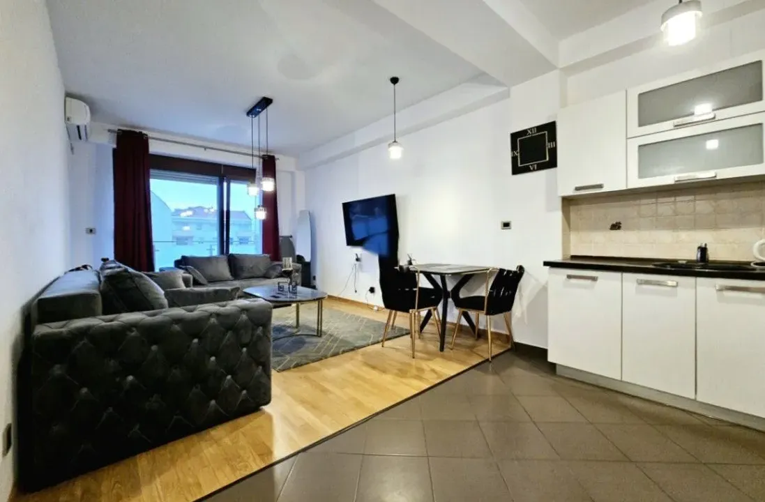 Izdavanje, dvosoban stan, 54m², Centar, Budva