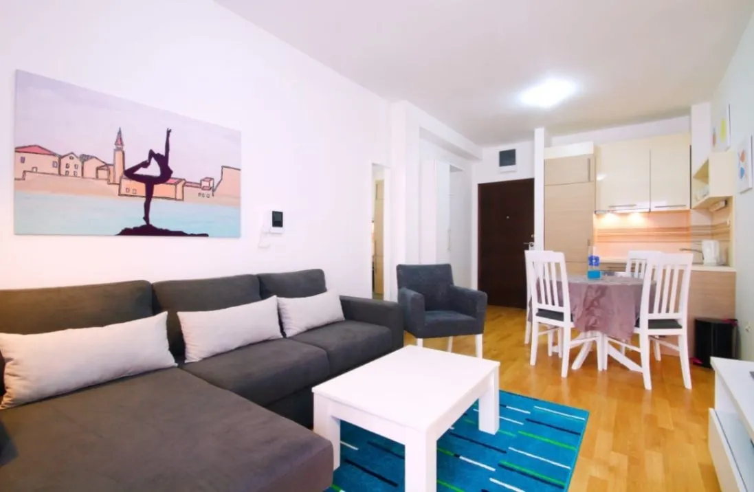 Izdavanje, dvosoban stan, 46m², Gospoština, Budva