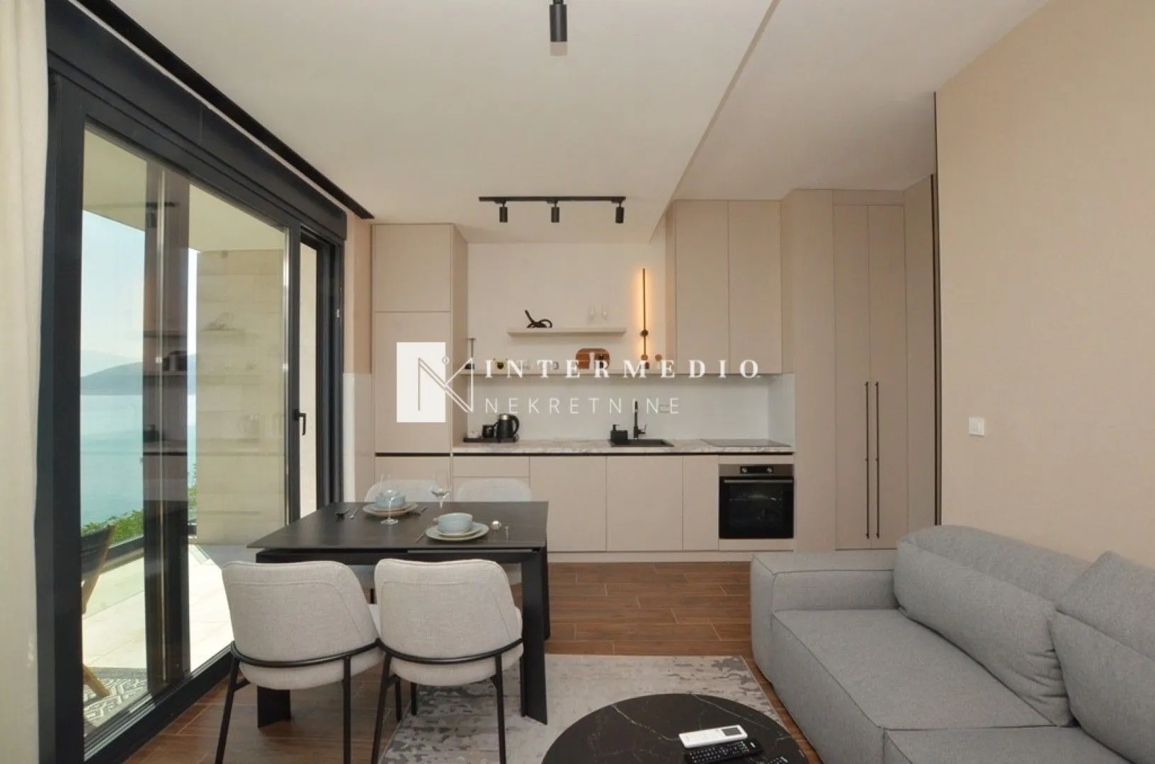Prodaja, dvosoban stan, 61m², Njivice, Herceg Novi