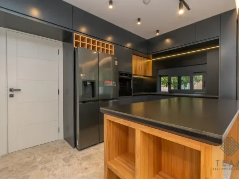 Izdavanje, kuća, 180m², Gornja Gorica, Podgorica - image 14