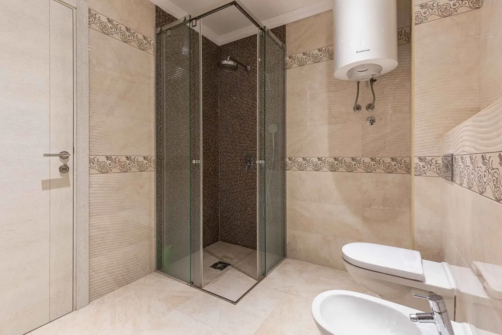 Kupatilo opremljeno tuš kabinom, WC šoljom, bideom i bojlerom.