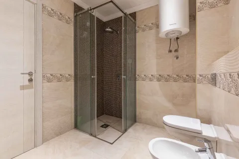 Kupatilo opremljeno tuš kabinom, WC šoljom, bideom i bojlerom. - image 18