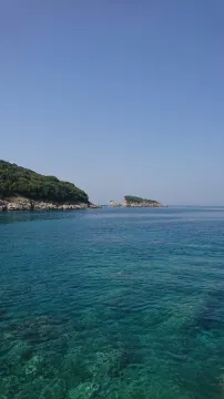Pogled na tirkizno more i zelena ostrva u daljini. - image 12