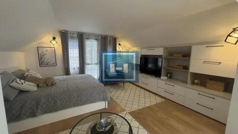 Spavaća soba sa bračnim krevetom, ugradnim nameštajem i TV-om. - image 4