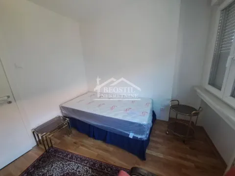 Manja spavaća soba sa krevetom i prozorom. - image 5