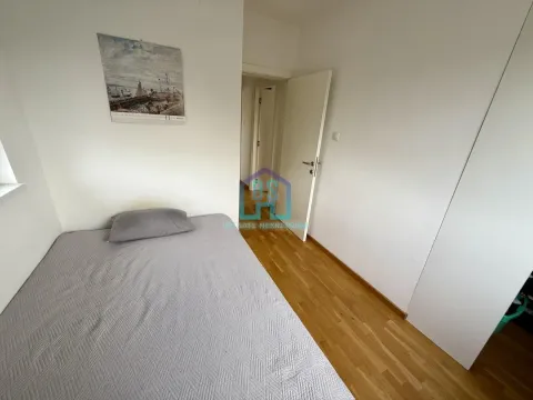 Manja spavaća soba sa krevetom i plakarom. - image 17