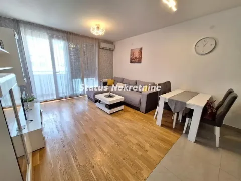 Dnevna soba sa garniturom, TV komodom i trpezarijskim stolom. - image 2