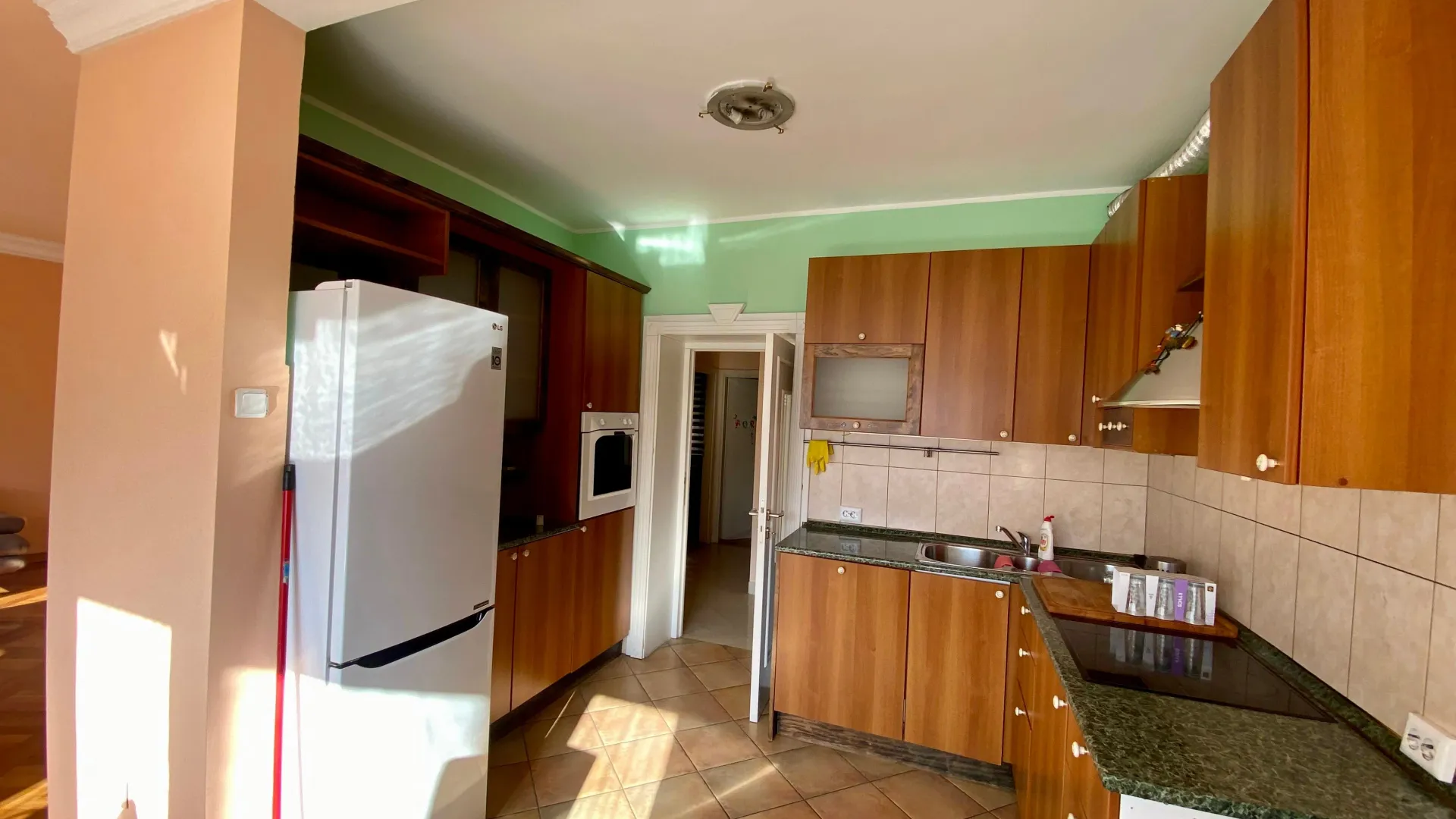Izdavanje, dvosoban stan, 97m², Centar, Podgorica